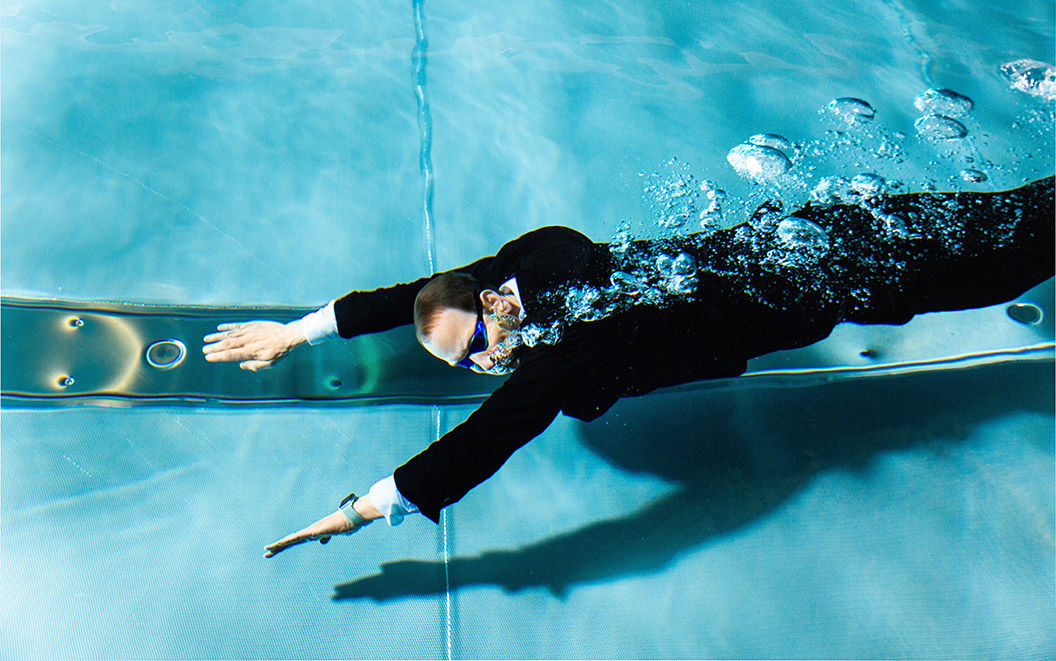 Christian Tröger schwimmend unter Wasser