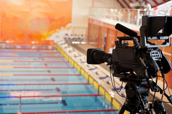 Filmaufnahme am Schwimmbecken mit Kamara