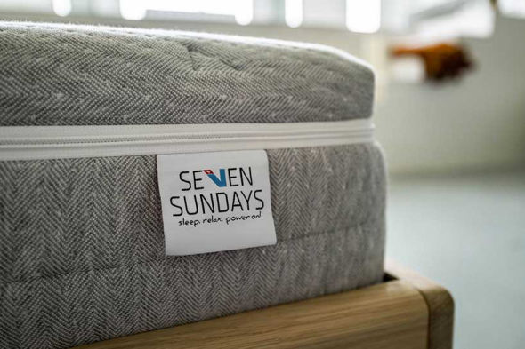 Matratze mit Label von Seven Sunday